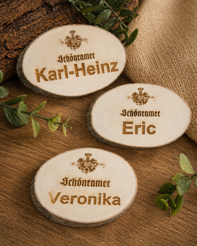 Private Landbrauerei Schönram GmbH & Co. KG Dreier Set gravierter Holzscheiben mit den Namen Karl-Heinz, Eric und Veronika.