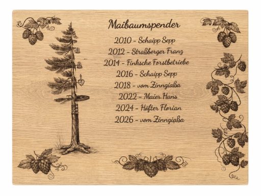 Maibambuam Au in der Hallertau Holztafel mit Jahreszahlen und zugehörigen Ereignissen, umrahmt von Weinrankenmuster.