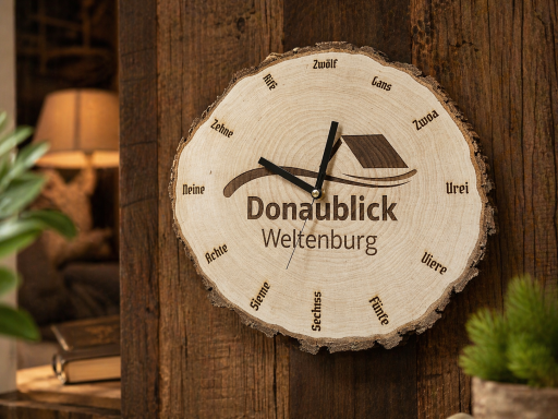 Donaublick Weltenburg Wanduhr aus Holzscheibe mit dem Schriftzug "Donaublick Weißenburg" und schwarzen Zeigern.